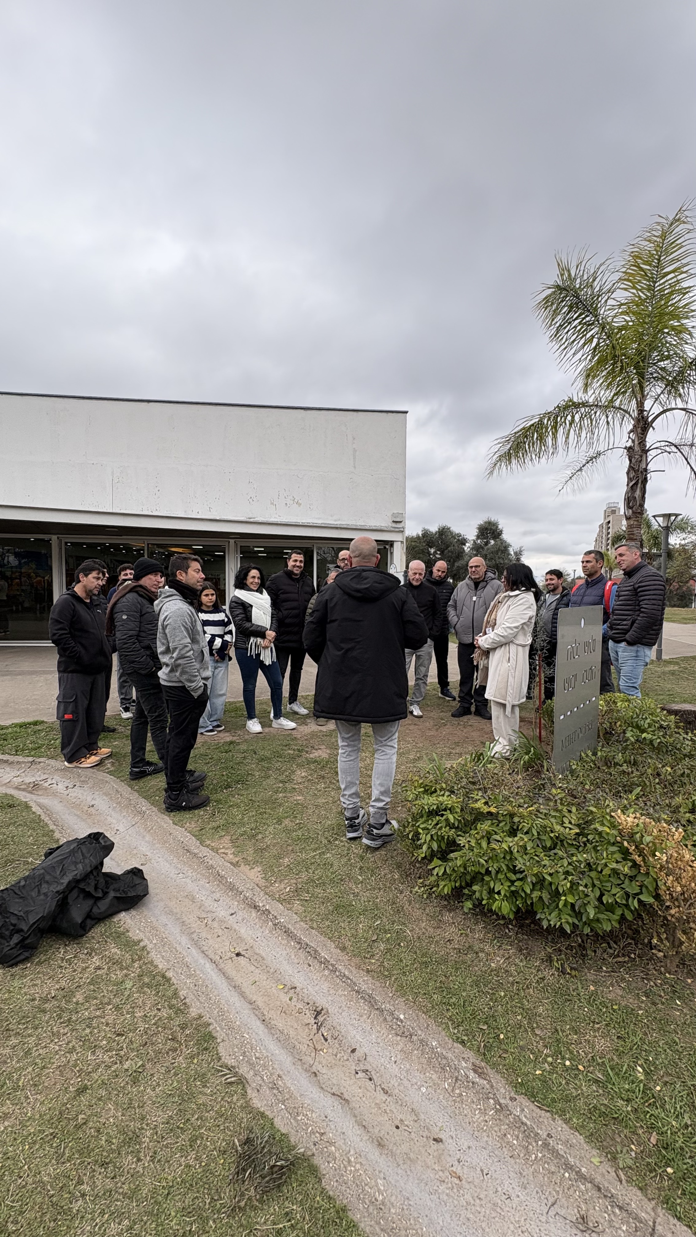 Reapertura de la placa conmemorativa del 7 de octubre en Macabi Noar